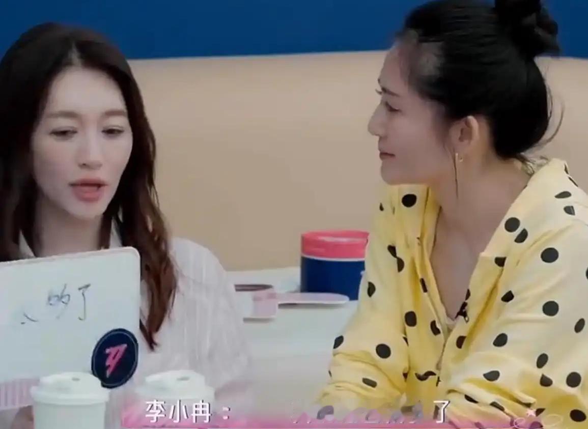 谢娜李小冉十指紧扣破十年不和：友情无需证明，沉默是最好的反击 