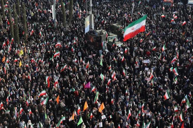 特朗普言论与现实：谁在真正伤害伊朗人民

《半岛电视台》1月13日专文分析，
近