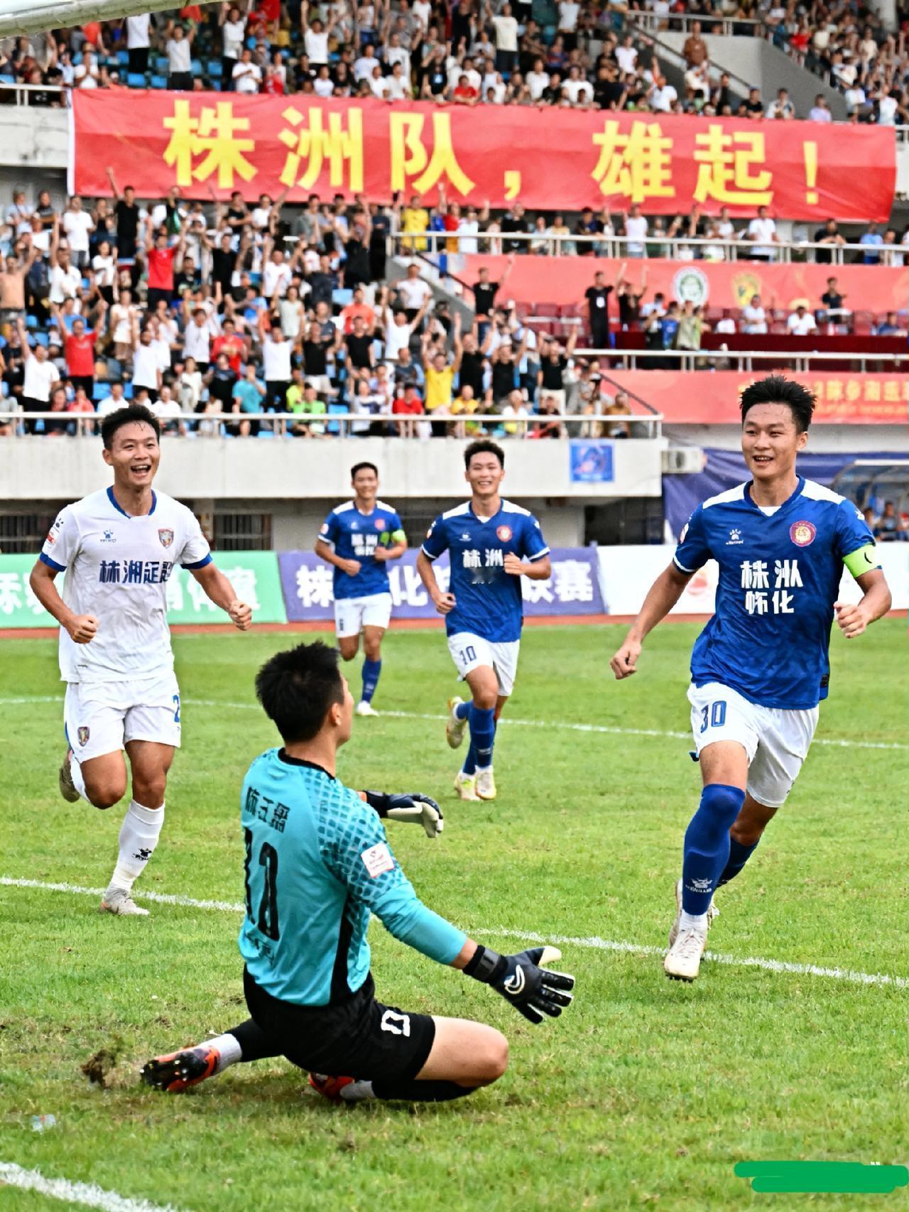 湘超赛场爆冷门！株洲队主场3-0横扫怀化队，前锋戴帽+门将零封燃炸全场
 
湘超