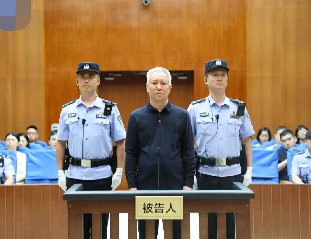 许家印万万没有想到，他的后半辈子永远将在铁牢里度过。
曾经的他是个黄土地里成长起