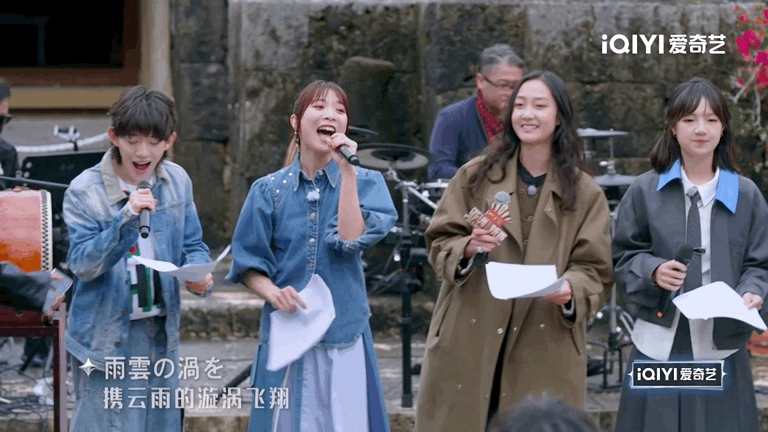 今年最有群像感的音综谁能拒绝亚洲新声的神仙现场？选手们在菜市场里合唱红日，摊贩放