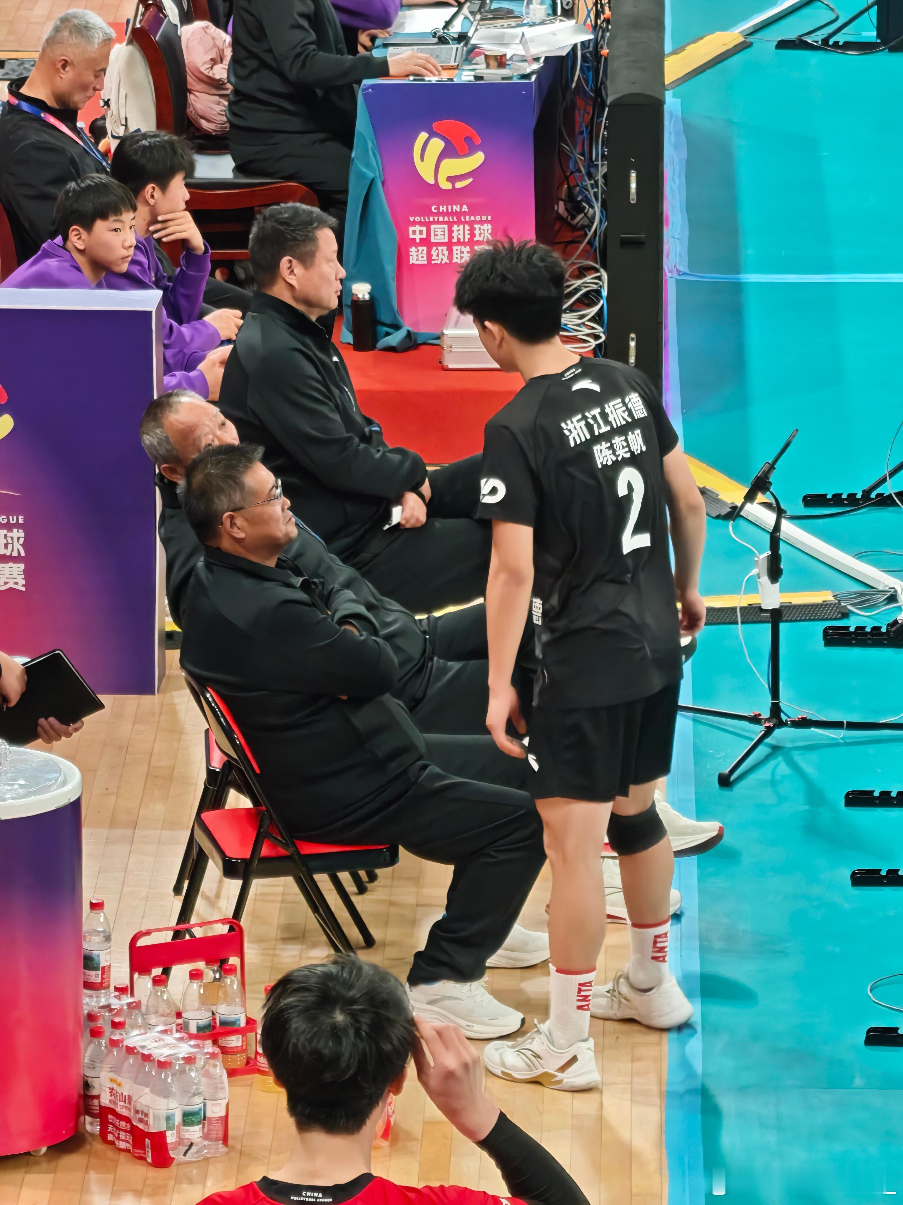 小朋友飞了个一传下来被训话了 