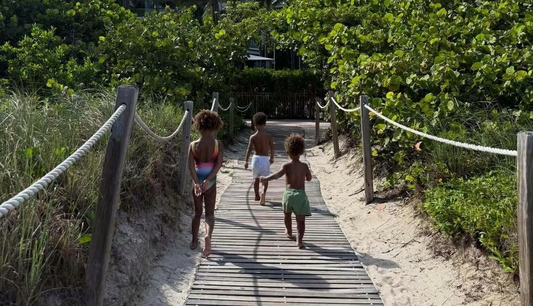 我不行了，三个娃怎么背影都能跟巴特勒这么像啊尤其是最前面的布莱恩那走姿跟暂停走回