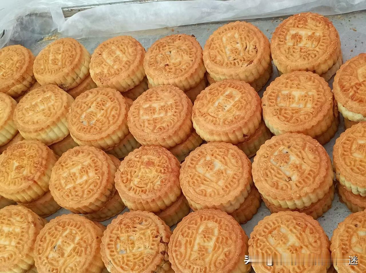 现在的月饼真没小时候好吃了。感觉各种科技，昨晚吃了一个月饼，晚上去啦5次厕所。也