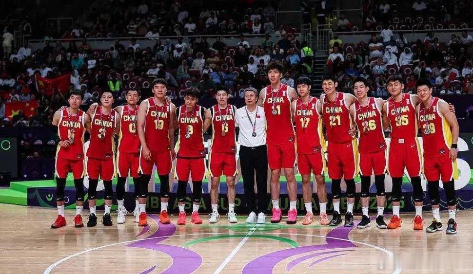 中国男篮12人大名单男篮世预赛12人阵容正式官宣，赵继伟带队搭配新锐内线群，新老