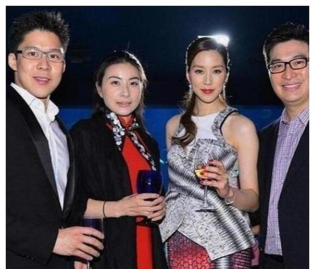 同框少见。
一边是跳水皇后，一边是千亿媳妇。
郭晶晶和霍启刚，路线越来越“实”。