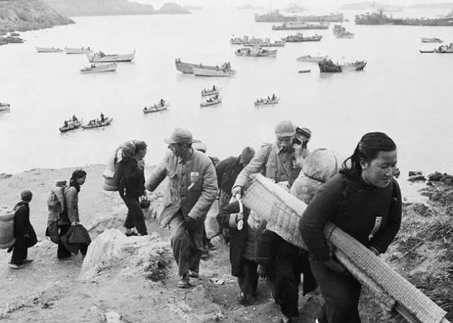 1955年，大陈岛1.7万村民被蒋介石用美军军舰分4批带走，登船时，村民身上佩戴