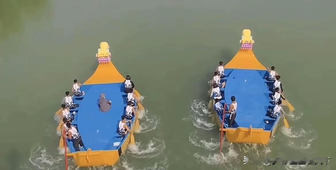 曹操的舰队？划得真悠闲
这赛还比不比了？

北方人不善水战
船修的宽宽的，不会翻