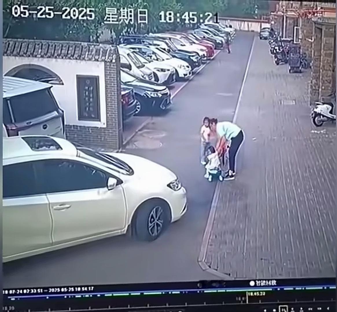 这是保姆还是奶奶姥姥？正常人都知道车来了要躲，这个大妈竟然看不见白色的庞然大物，