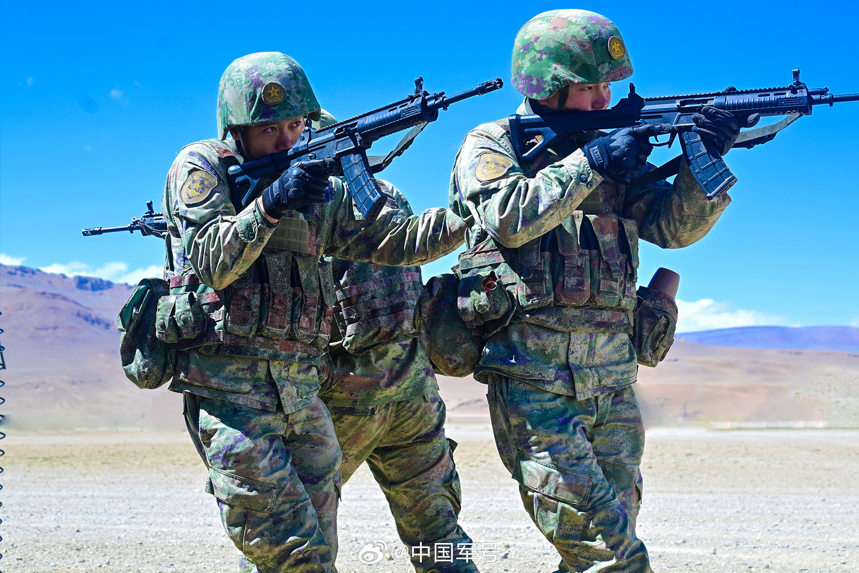 【蓝天白云是驻训场最美滤镜】近日，西藏军区某部在海拔4500多米的野外驻训地域开