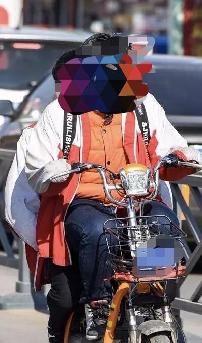 路上揪心的一幕
今天下班骑车回家，路上撞见的一幕，让我一路都揪着心。
春天傍晚，