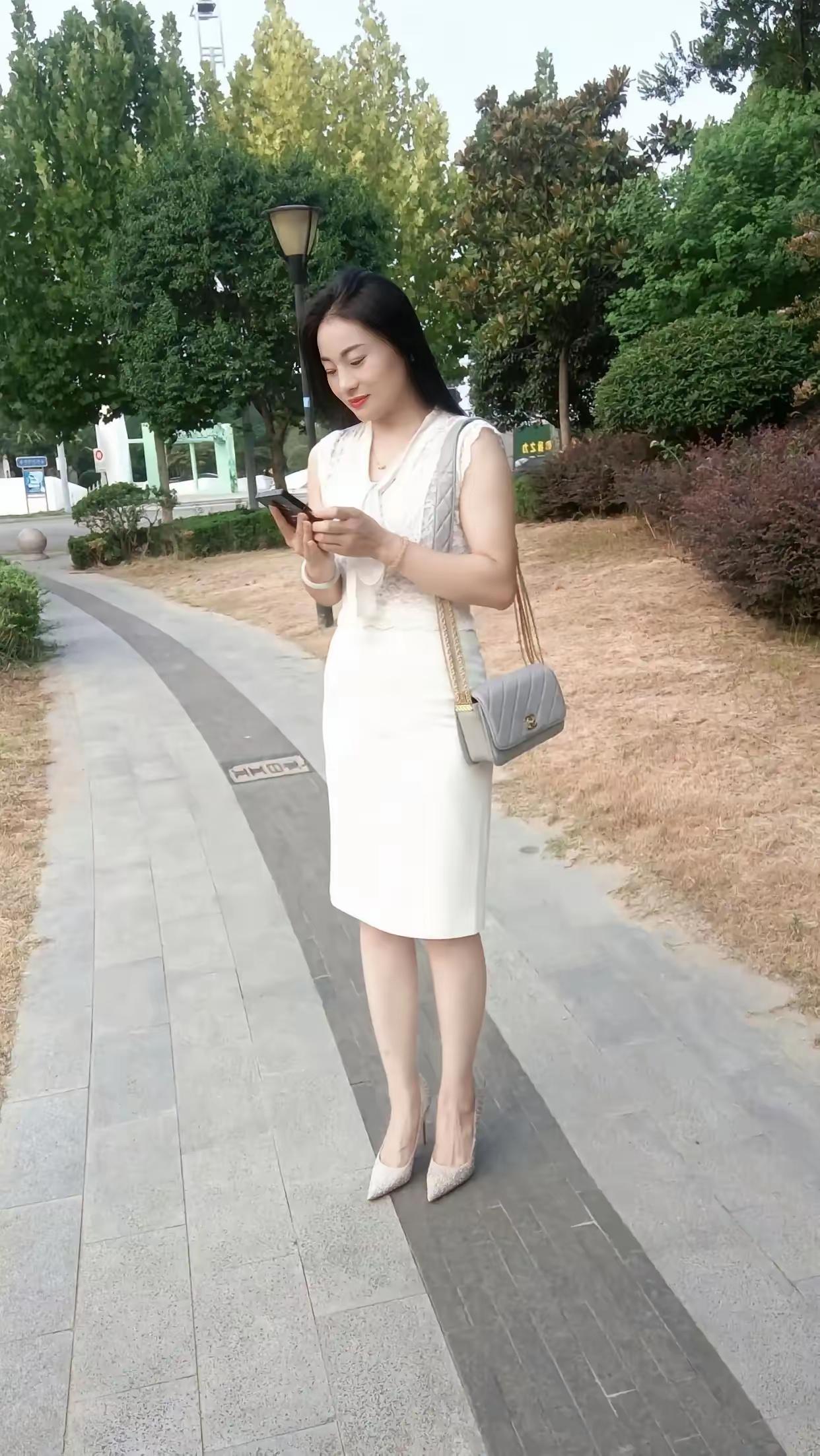 “真正的有钱人从来不娶二婚女人，男人最蠢的行为就是娶到一个二婚女人，只有穷人才娶