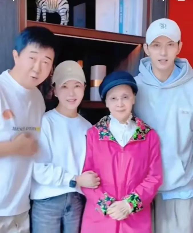 付笛声一家三口与李谷一合影，三代歌手，一代不如一代！李谷一的《难忘今宵》，至今还