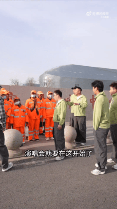 小沈阳演唱会前为环卫工送早餐致谢暖心举动格外治愈，小沈阳在大同开演前夕，贴心为环
