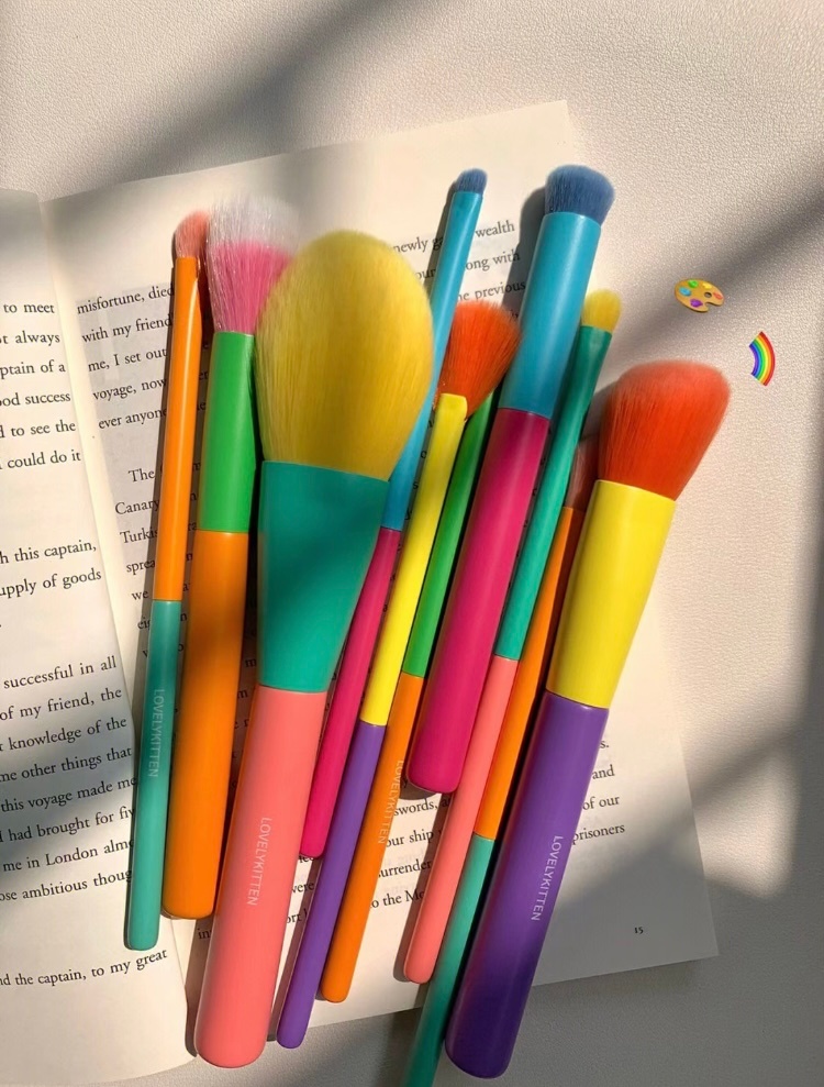 化妆刷颜值天花板！这套爱丽喵彩虹🌈化妆刷配色绝了不仅颜值高 而且非常实用！[打