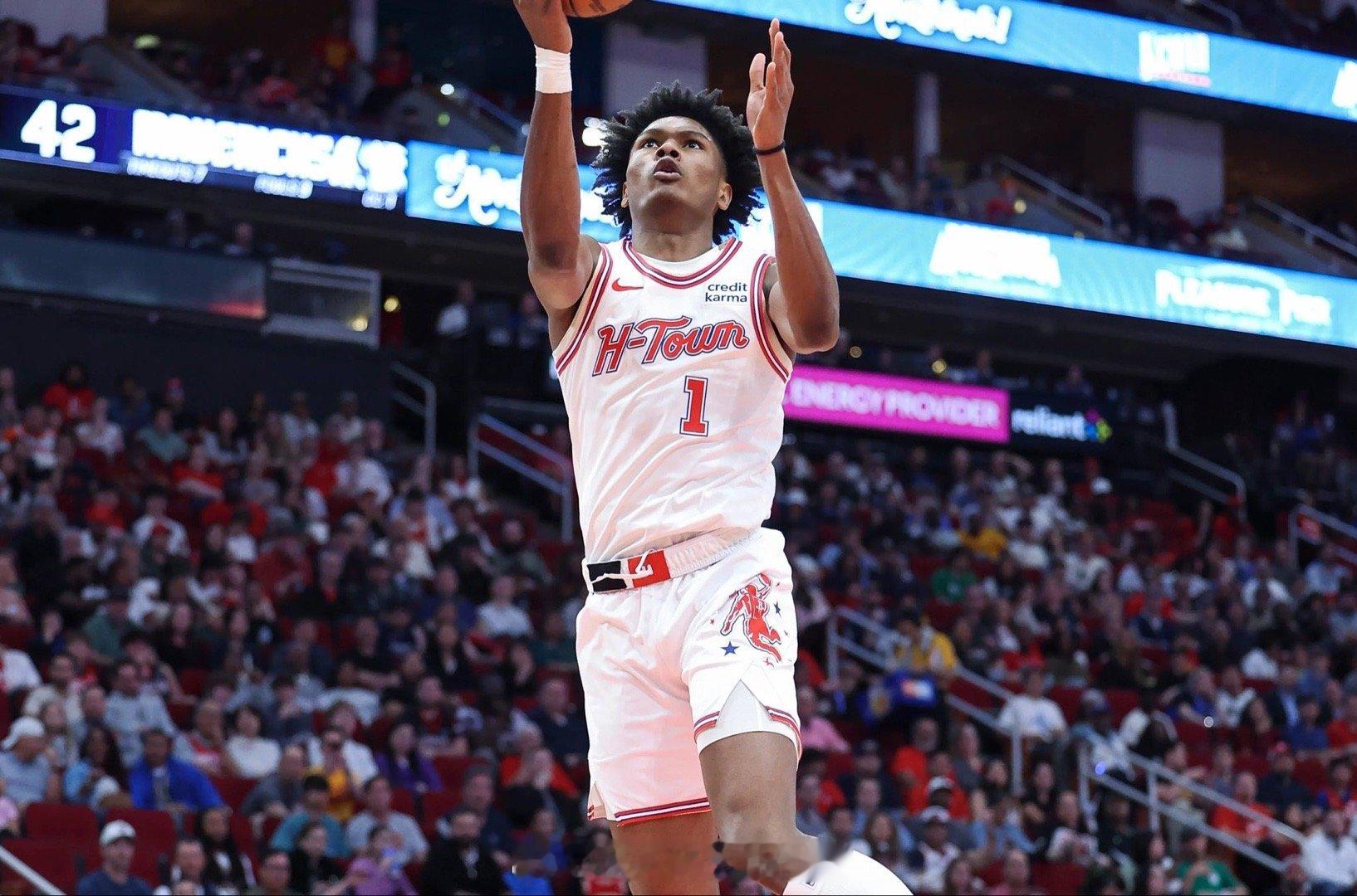 在24岁之前，在单一赛季中至少有1400+得分、600+篮板、400+助攻、10