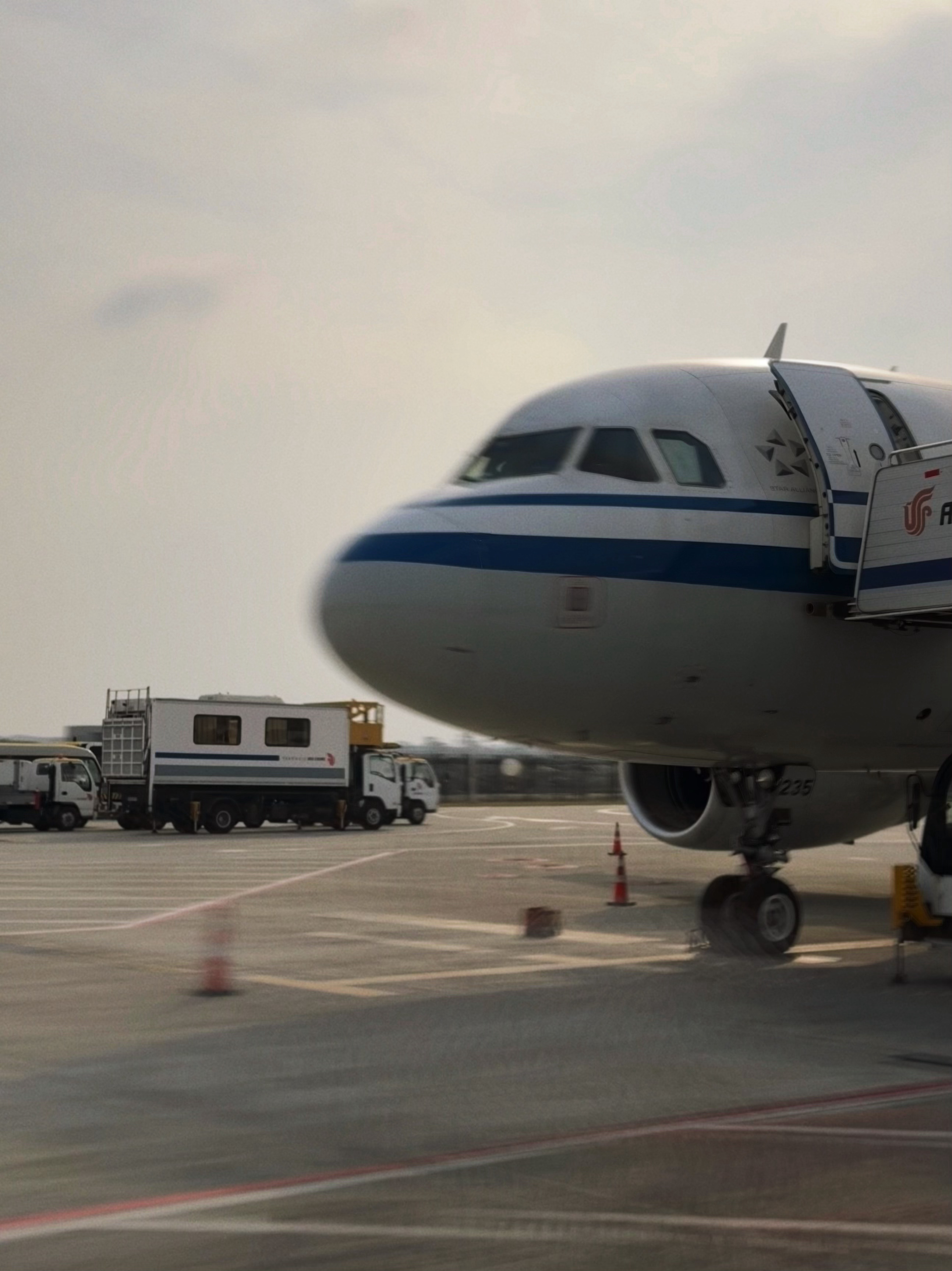 远机位，一铁丝网之隔，我就出机场了 