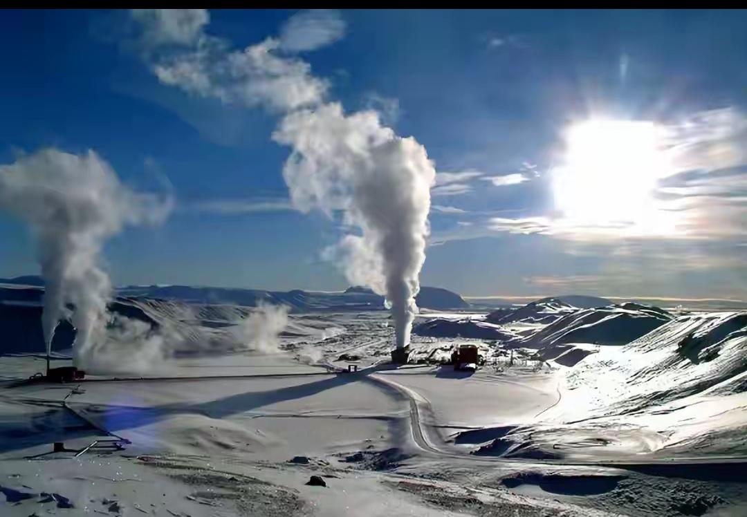 高温岩体发电是一种利用地下热能的技术。首先，在具备浅层热源的地质区域钻探深井，直