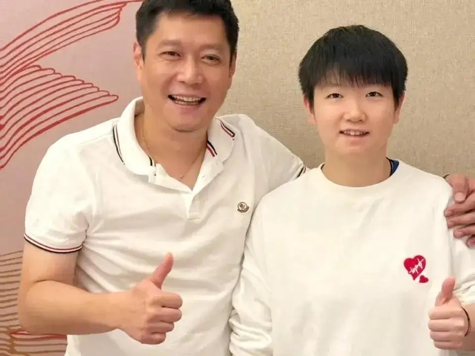 邱贻可被小黑子骂了觉得委屈，把带孙颖莎这三年取得的成绩发了一遍！针对此次事件，我