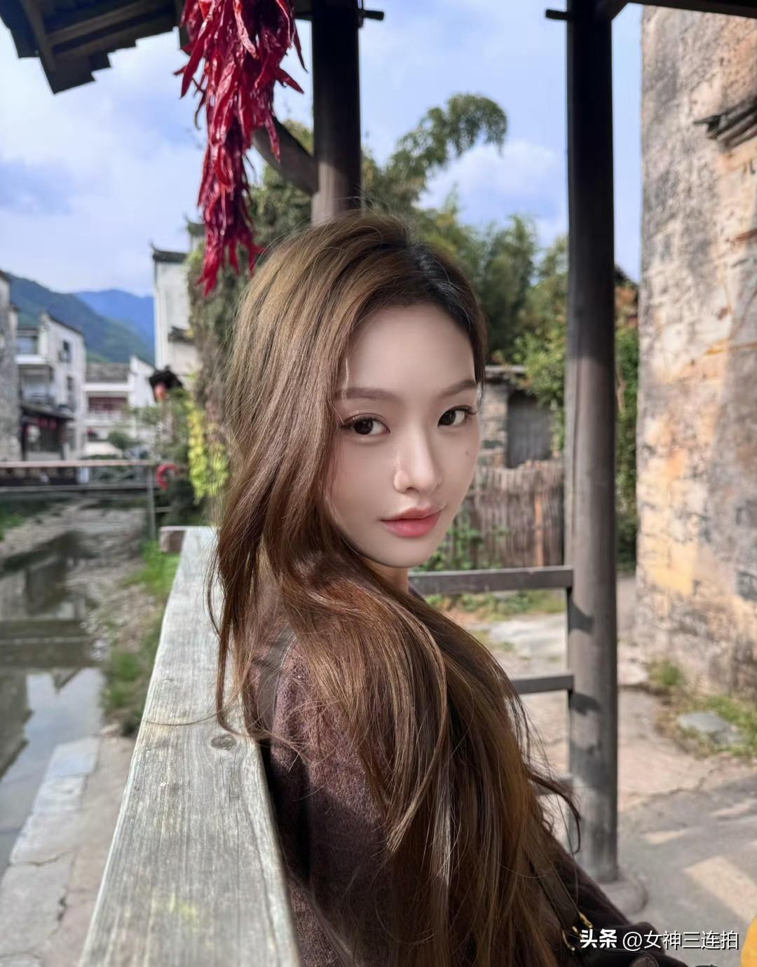 在古镇的木桥上，遇见最美的你