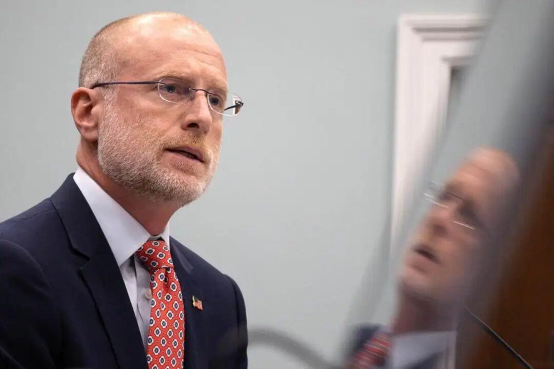 联邦通信委员会（FCC）的七名前官员周四致信该委员会，敦促其“废除禁止广播公司歪