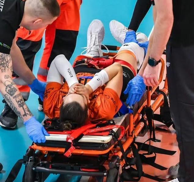 【女排球员恐怖的受伤】
📌 效力于波兰联赛球队-UNI奥波莱的玛格丽特·斯皮克