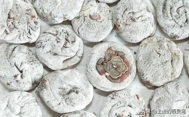 柿饼上的白霜到底是什么?柿饼是一种备受喜爱的传统小吃。那软糯香甜的口感，让人一口