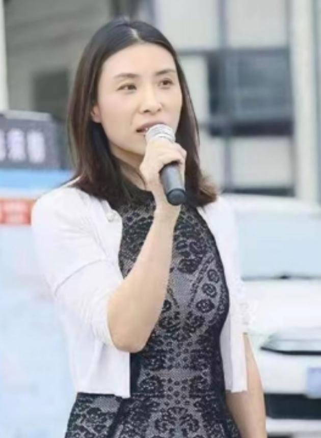 申通创始人聂腾飞在前往宁波洽谈业务途中遭遇车祸，不幸当场离世。14年后，妻子陈小