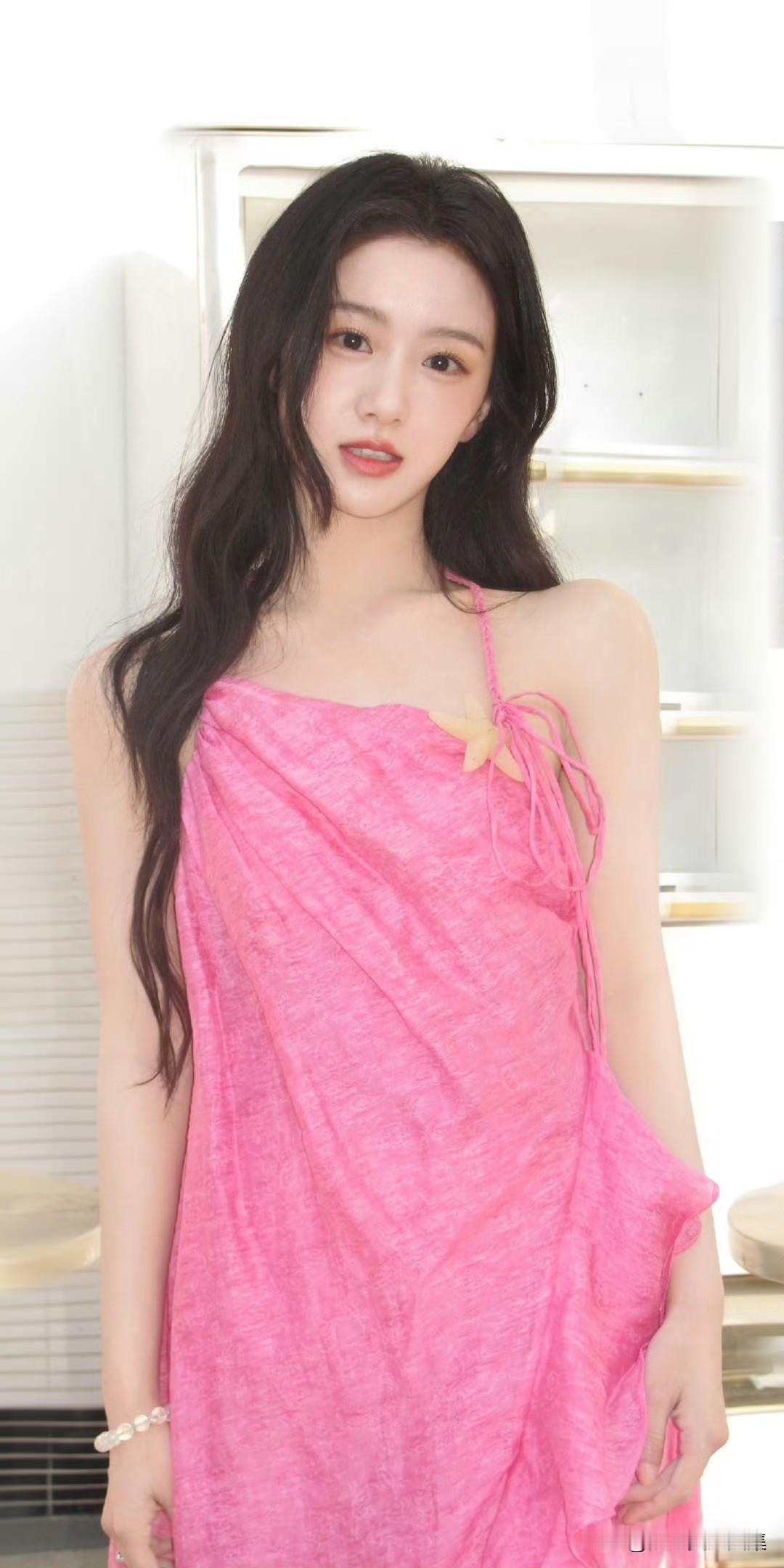 包上恩穿搭写真：今日份逆向的粉红浪漫