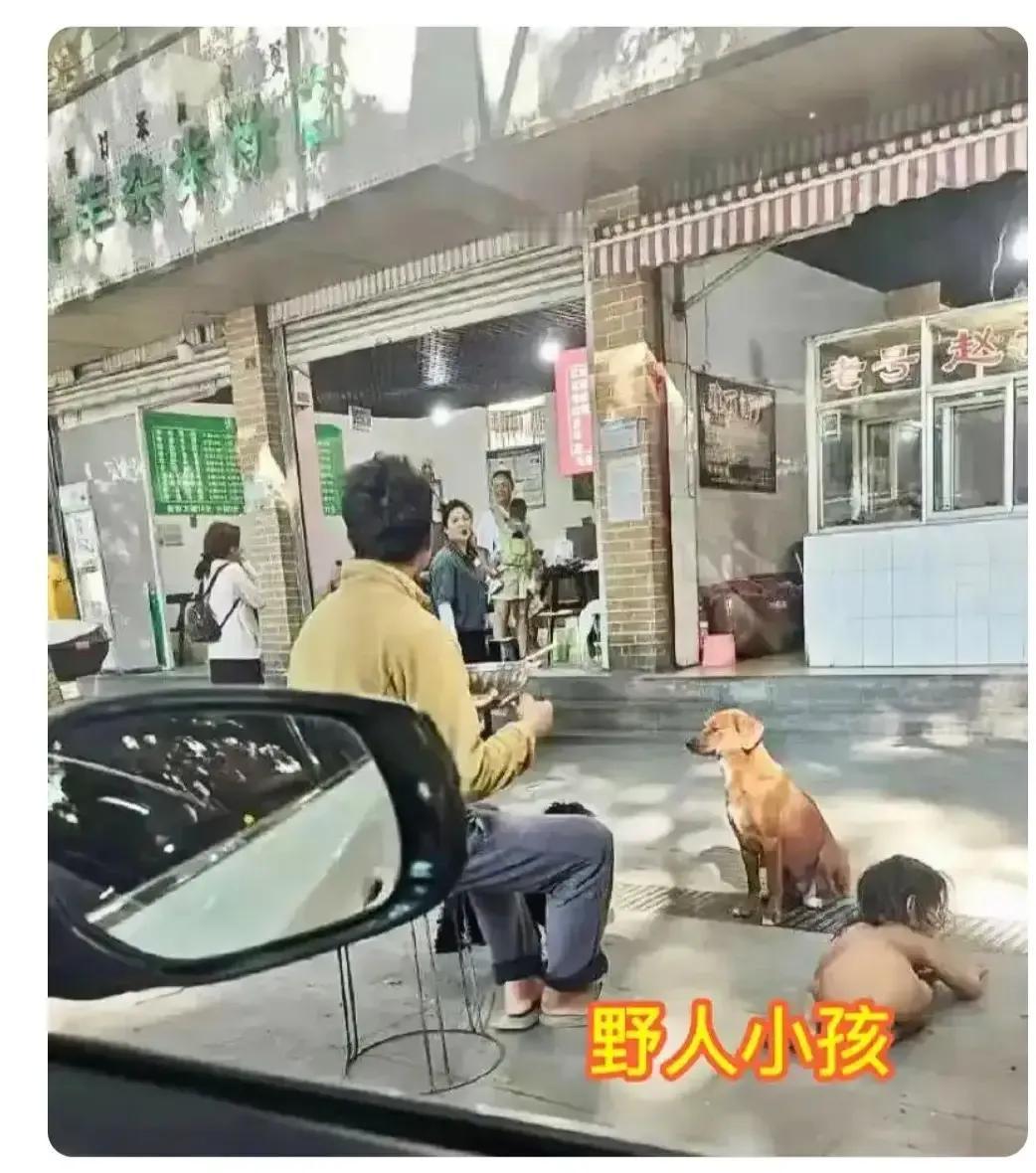在地上爬行的孩子爸爸说，是小孩经常长湿疹，才没有给他穿衣服，穿衣服会摩擦皮肤。