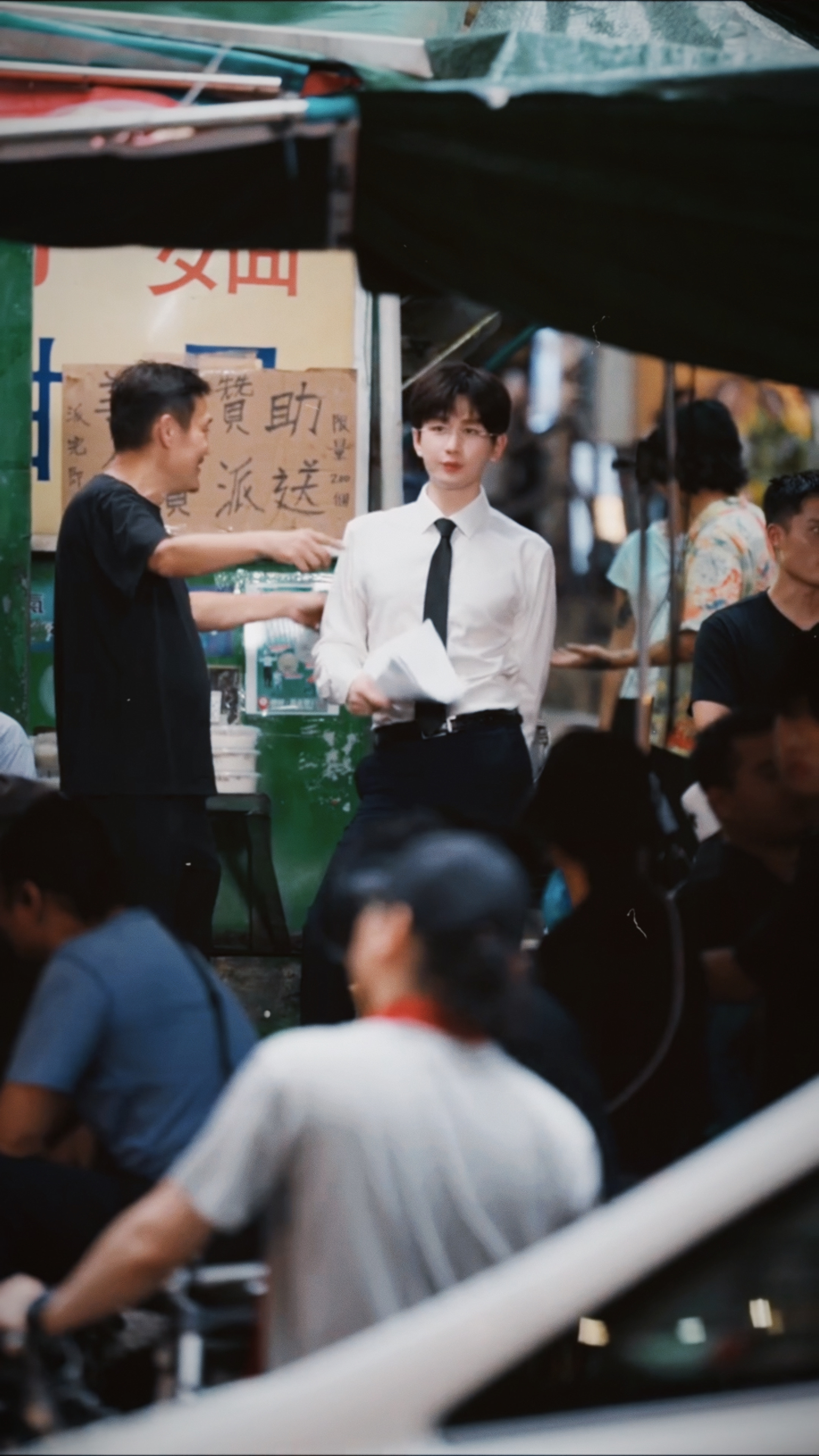 成毅狩谎雨中拍摄 HK街头最辣的林sir~ 