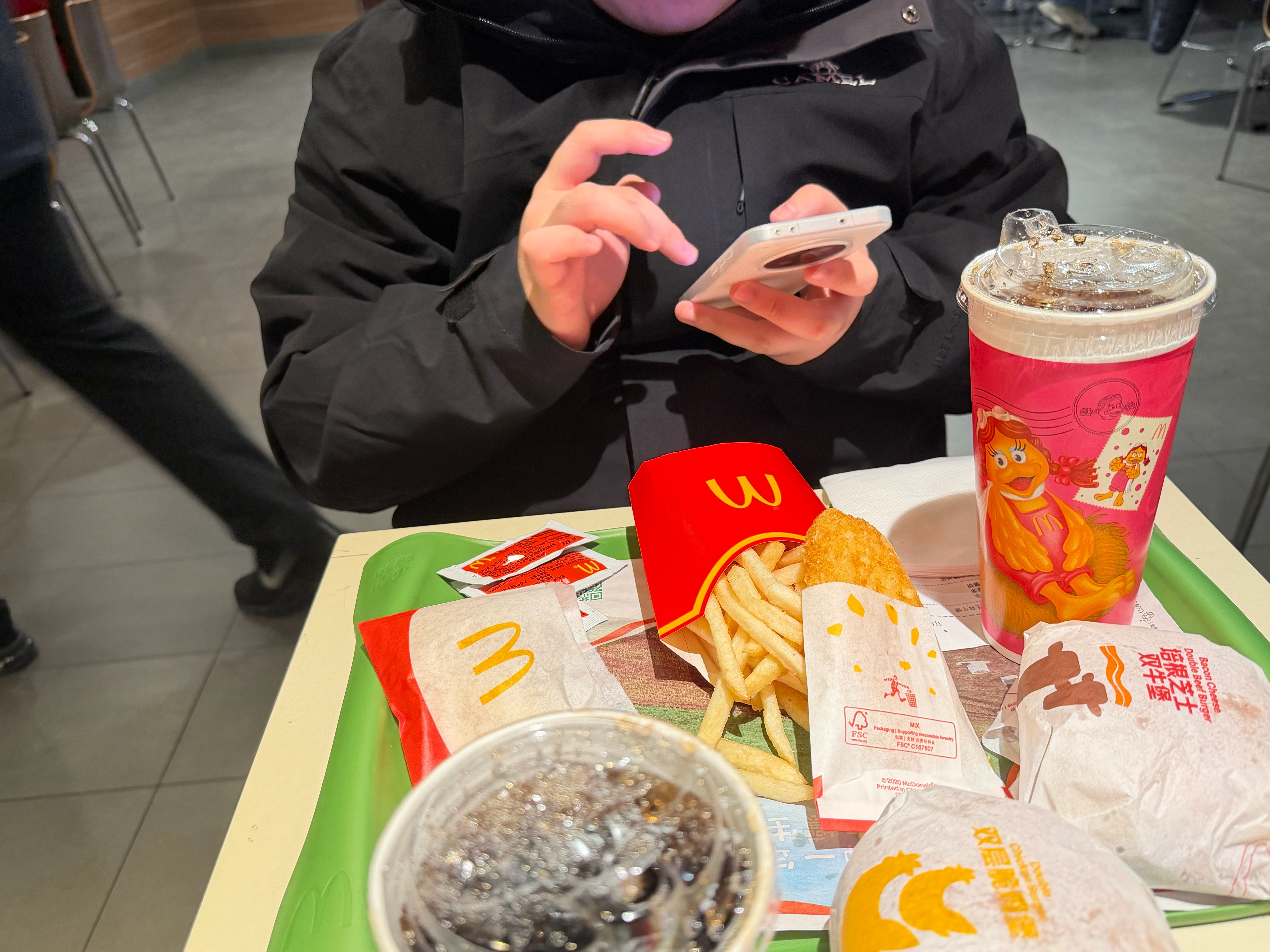 吃饭的时候认真吃饭，不要和他一样老是看手机 