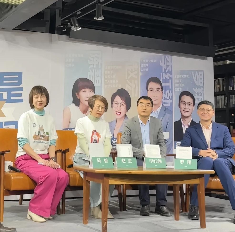 这就是人老心未老吧，

赵宏和陈碧近50岁的年纪，

依旧穿着清新，还是闺蜜装，