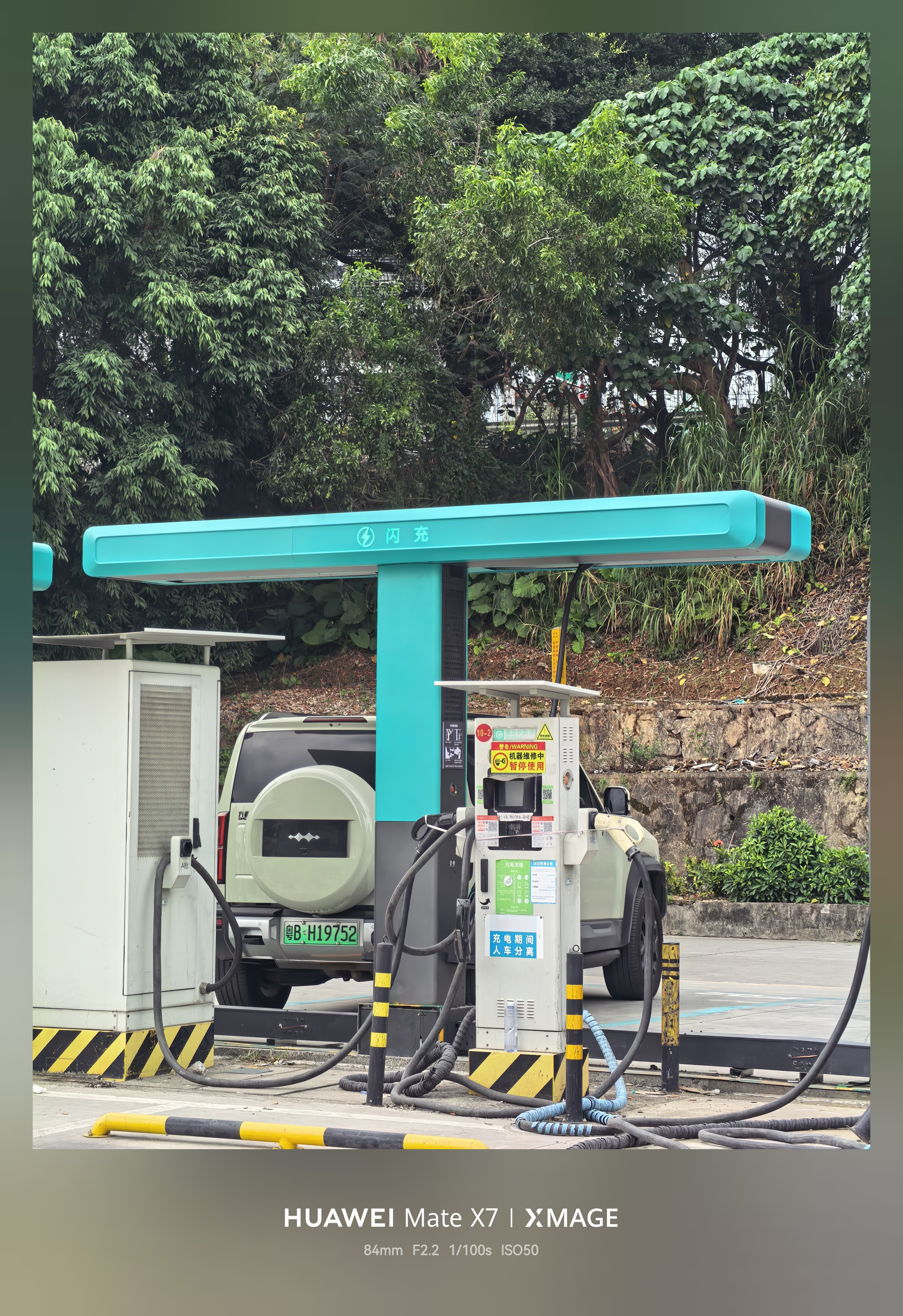 别说，你还真别说，比亚迪这个闪充桩设计的很巧妙啊！一是特别显眼，这个设计在一众充