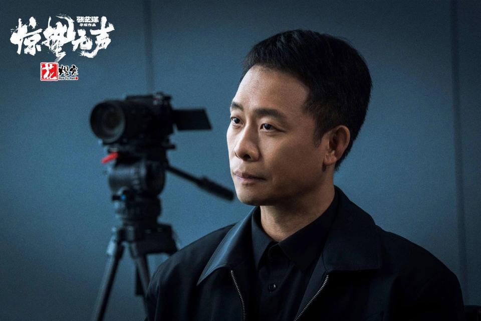 电影《惊蛰无声》中把手机强力胶粘在垃圾桶旁边，听上去有点土，其实土到极致，就是安