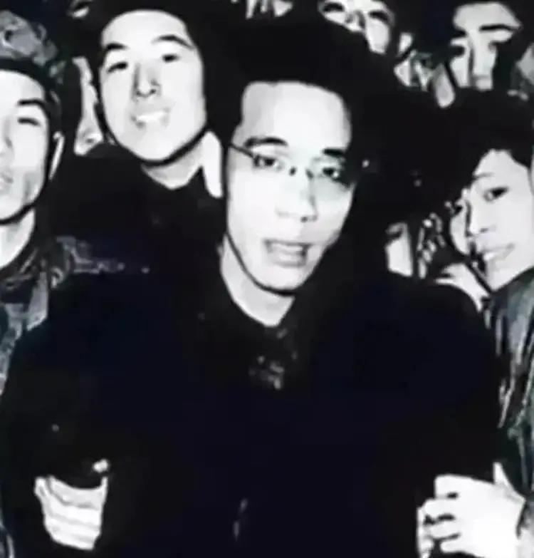 1950年，黑心商人王康年将过期变质的止咳糖浆，卖给了解放军，部队发现后，责问他