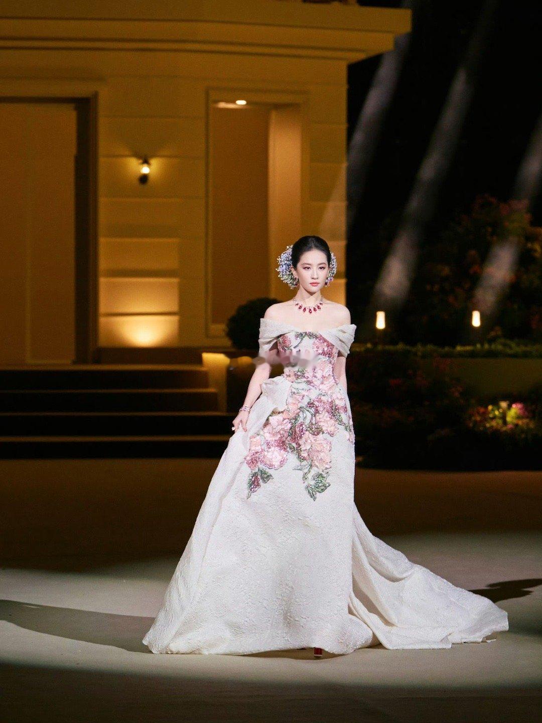 刘亦菲 VOGUE二十周年盛典造型礼服：Elie Saab 2025秋冬高级定制