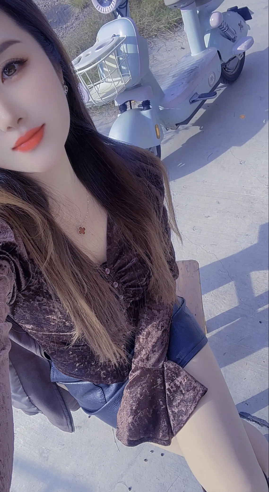 “把情绪丢在秋天里，          不听，不说，不等，不盼……” ...