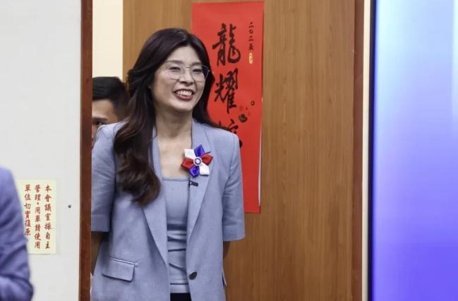 很多人认为郑丽文喊出“统一”就站对了队！但实际上，当她把“中央与地方”的关系，当