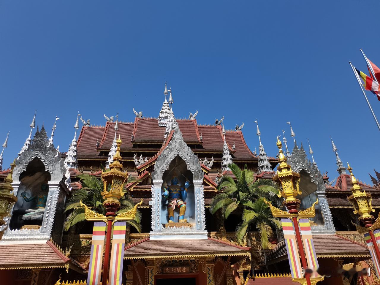 有时候看着别人都虔诚跪拜，自己不拜吧，总觉得有点别扭；真要拜，又怕不懂规矩失礼，