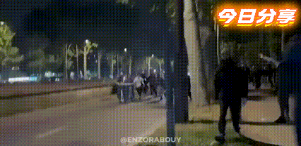 巴黎这是真“沦陷”了啊！

PSG打赢拜仁本来是件高兴事，结果倒好，庆祝变暴乱—