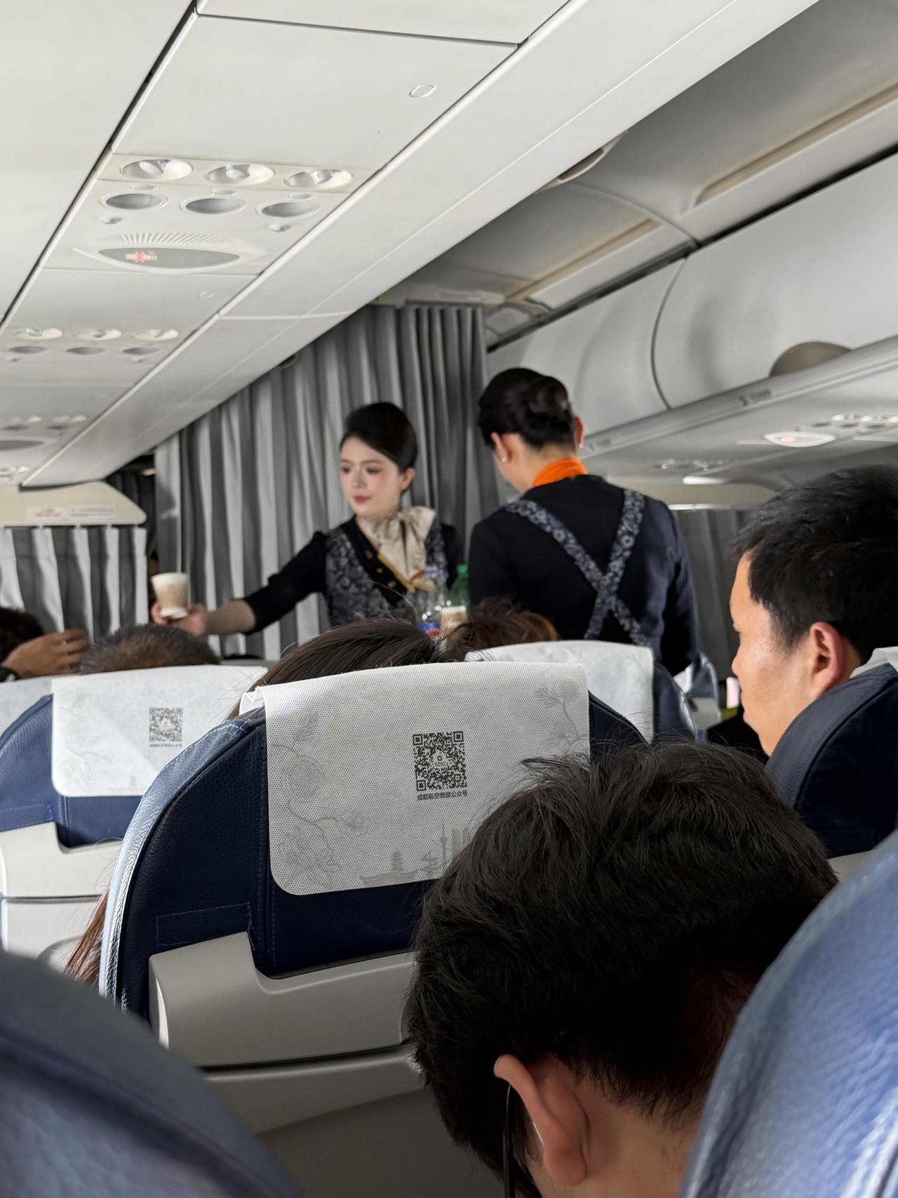 昨天中午，我乘坐，成都航空公司的EU2435航班，由西安咸阳到昌吉奇台。
中午2