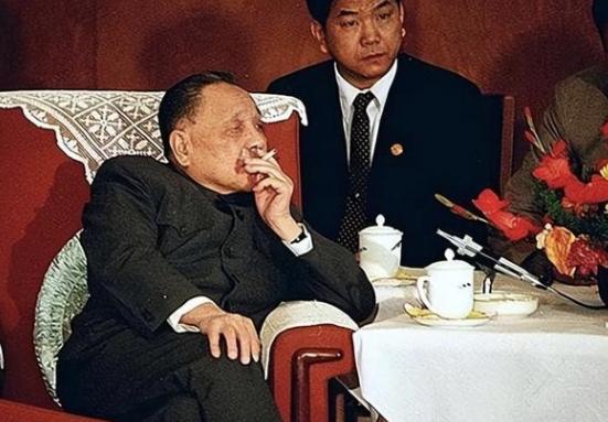1982年，原本谈笑风生的邓小平，在文件上亲笔批示：“全中国，只有他的任命不受年