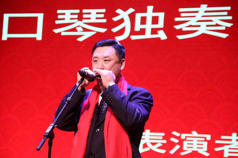 “西北口琴王”傅豪久的故事太动人了。已届九旬的他，双手灵活穿梭于多把口琴间，吹出