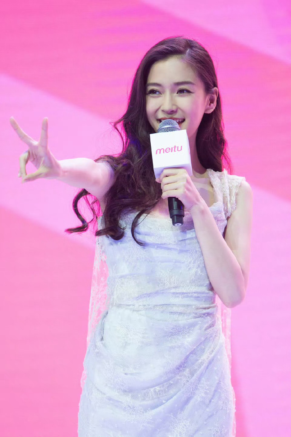 angelababy   杨颖 晚上好呀!今日猜猜看👉这是boss颖参加的什么