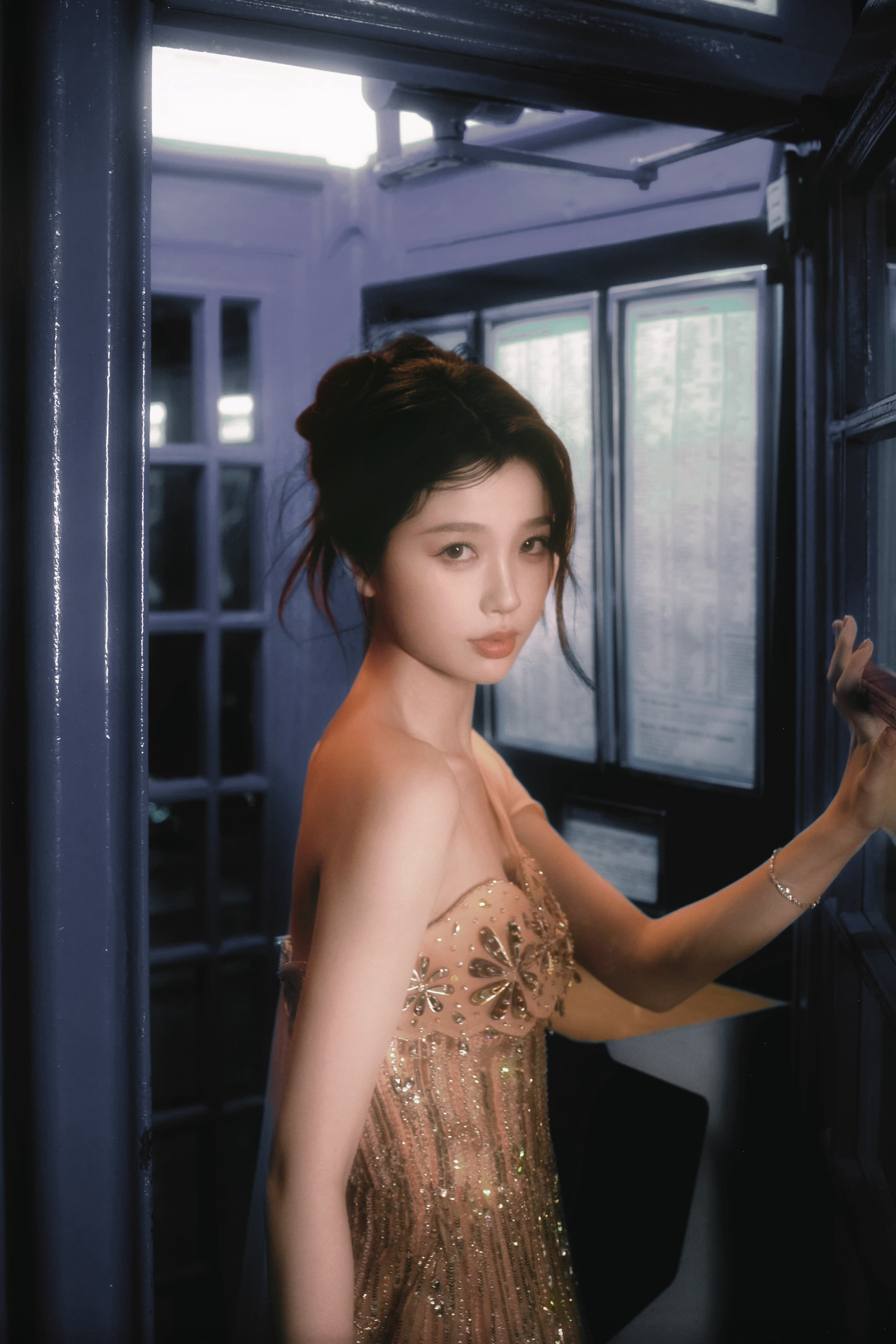 银色月光倾泻在她身上  