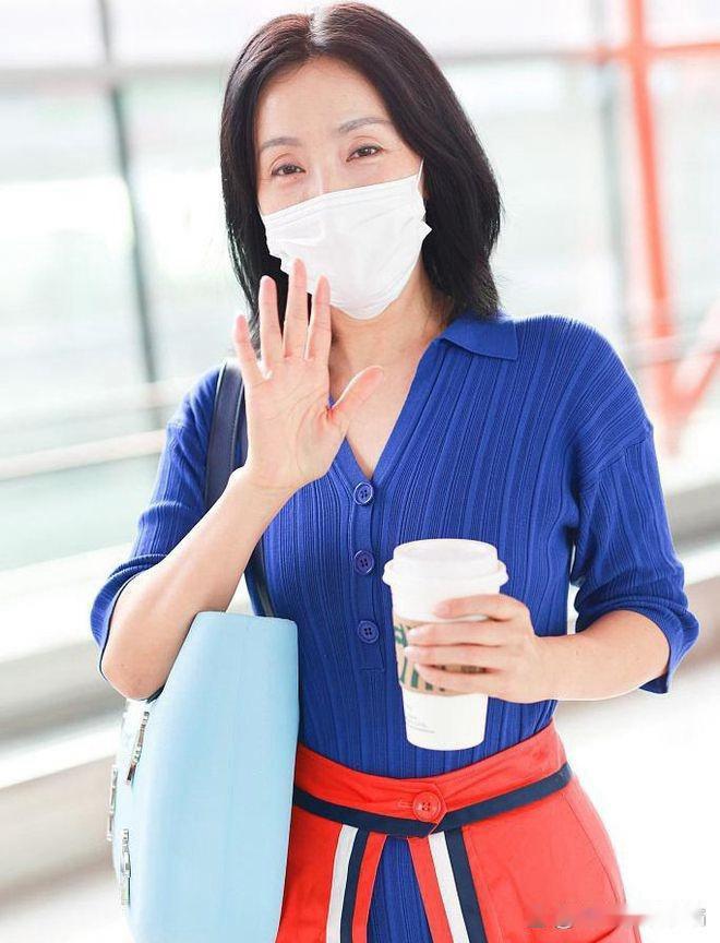 陶虹也太会穿了！蓝色针织裙搭配开叉皮裙，叠穿超有层次感，时髦又显高级！ 