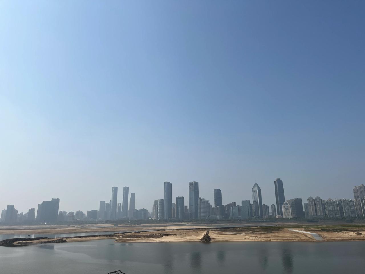 今天周末去了一趟滕王阁，人挺多的，不得不说，南昌对于市民旅游还是很友好的，直接用