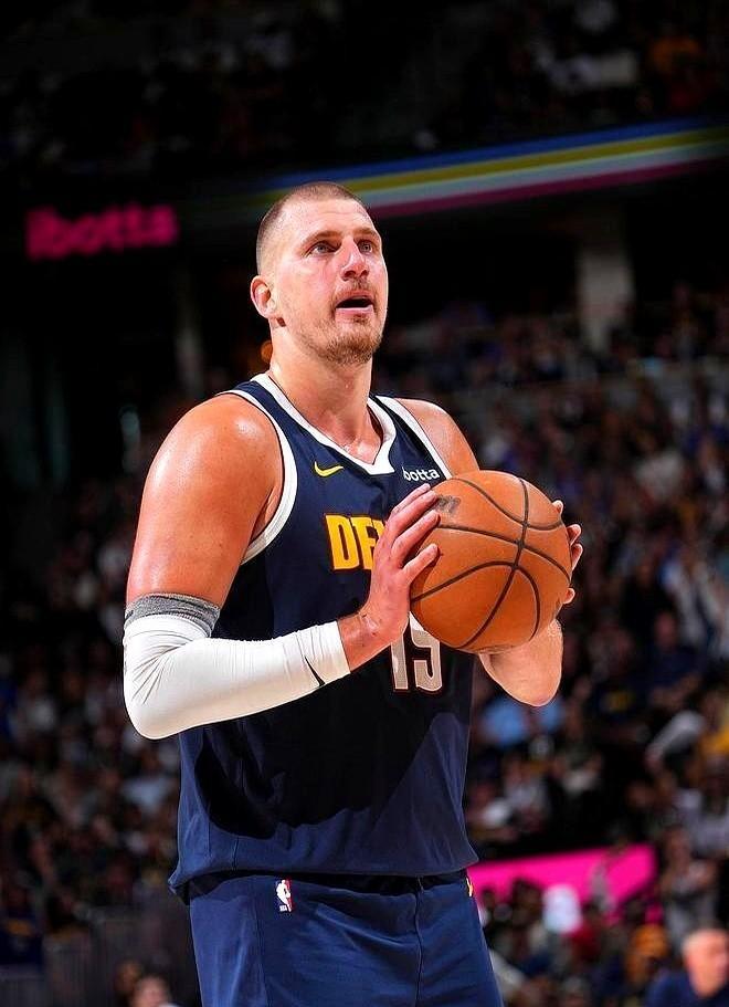 你球队里最贵的球员，可能正在拖垮你。
掘金给纳吉900万年薪，换回场均2.1分。