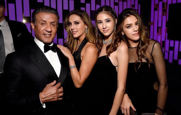 好莱坞巨星西尔维斯特·史泰龙的妻子一生纵容他不停地出轨，换来他对为三个宝贝女儿的